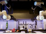 Robot trổ tài nấu nướng trong nhà bếp