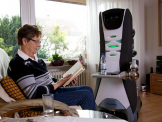 Robot giúp việc phục vụ người cao tuổi