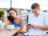 Sử dụng điện thoại đúng cách khi đang hẹn hò