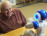 Robot kết hợp thực tế ảo được dùng để chữa trị cho bệnh nhân sa sút trí tuệ
