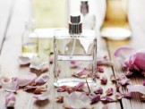 Hợp chất giúp nước hoa tăng mùi thơm khi tiếp xúc với mồ hôi
