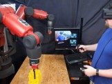 Cuộc cách mạng trong điều khiển được robot nhờ kính thực tế ảo