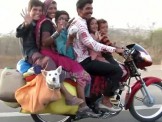 6 người nhồi nhét trên một chiếc xe máy
