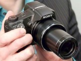 Sony ra mắt máy ảnh zoom 30x tích hợp GPS tại VN