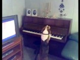 Chú chó vừa đàn vừa hát