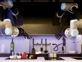 Robot trổ tài nấu nướng trong nhà bếp
