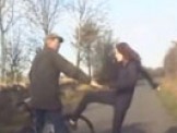Clip cô gái đánh người đi xe đạp nổi bật nhất tuần qua